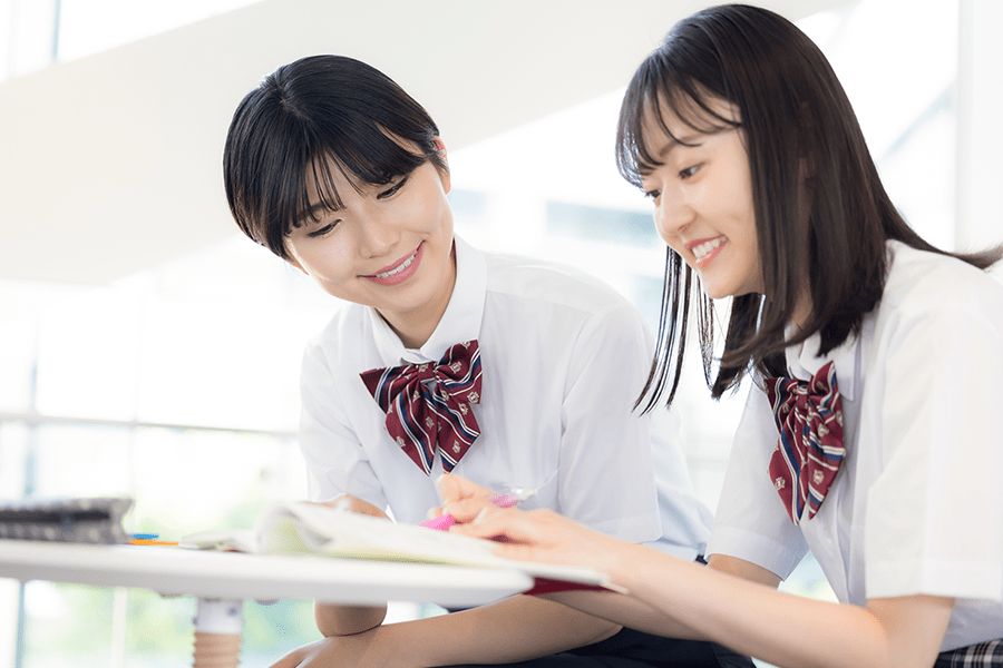 本を読む高校生