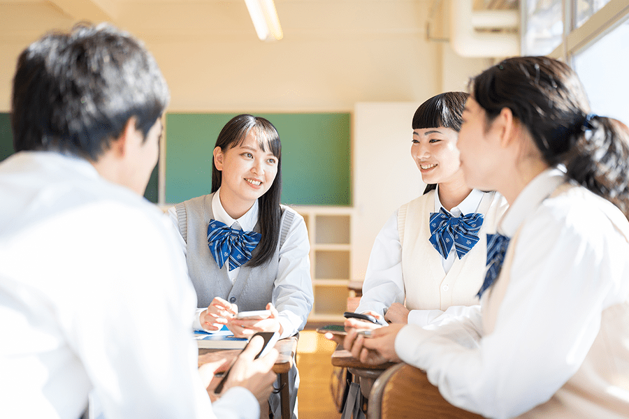 教室で話し合う高校生
