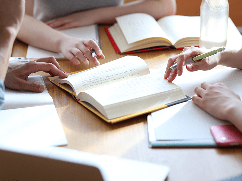 本を開いて話し合う様子